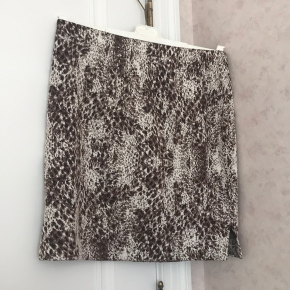 Skirt and sweater only worn once euc no flaws etc - Picture 4 of 6